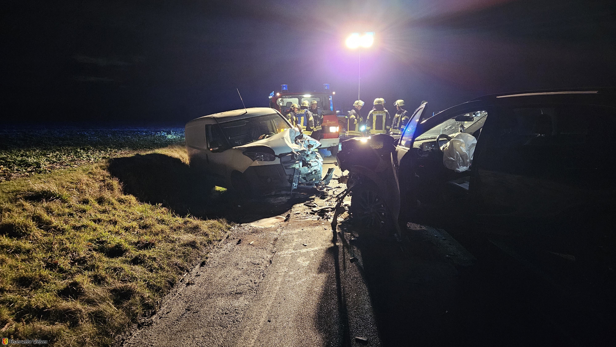 Verkehrsunfall mit eingeschlossener Person in PKW