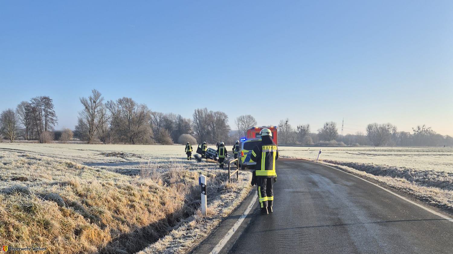 PKW im Graben, vermutl. eingeschlossen